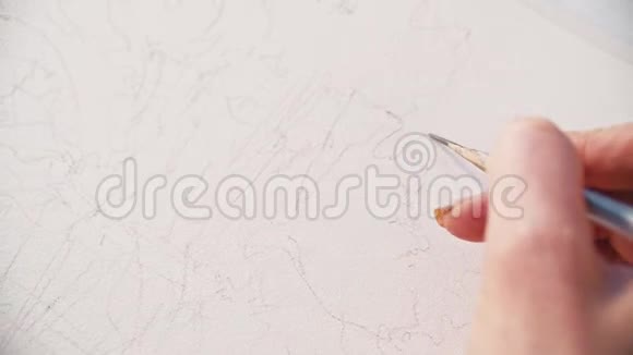 素描艺术女性手绘线条铅笔视频的预览图