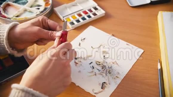 绘画课程女性手磨铅笔视频的预览图