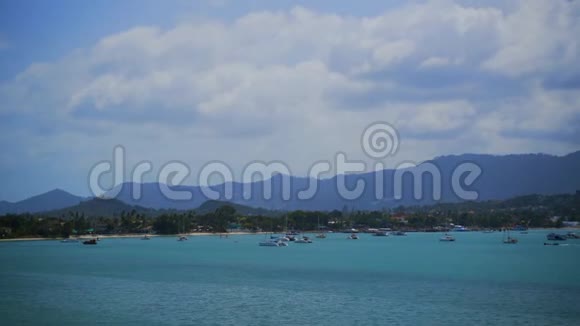 苏梅岛上的海湾渔民村苏梅岛上的博普特海滩码头上的游艇和船只视频的预览图