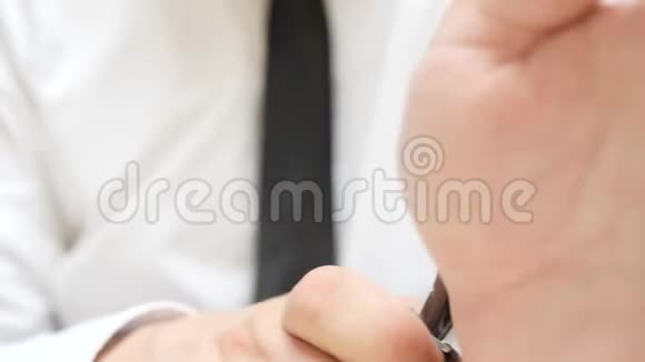 男性手表与皮革棕色支架视频的预览图