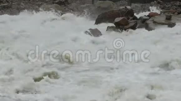 山溅泥洪河视频的预览图