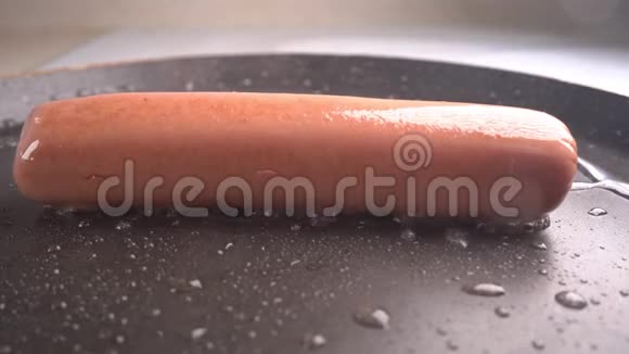 慢动作香肠煎在平底锅上溅上脂肪视频的预览图