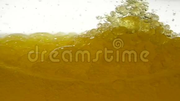 美丽的液滴和气泡结构在白色背景上缓慢地在一个圆圈中移动金色空气中的泡沫视频的预览图