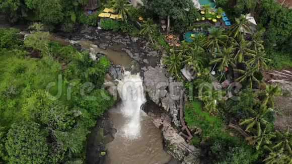 泰根甘瀑是高原地区美丽的瀑布是巴厘岛的名胜之一视频的预览图