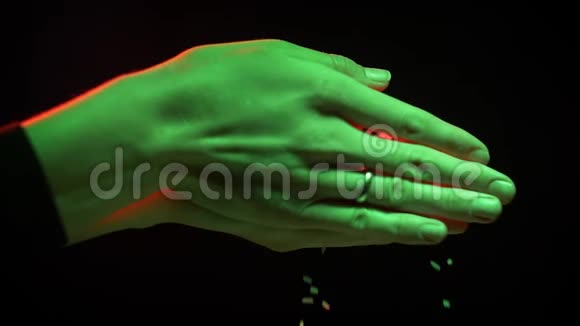 女性的手在黑色的背景上视频的预览图