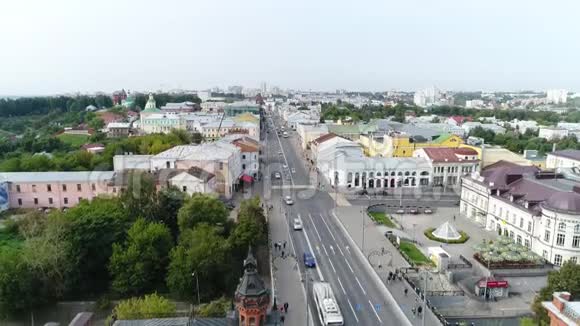 俄罗斯弗拉基米尔九月五日一座历史建筑屋顶上的尖塔视频的预览图