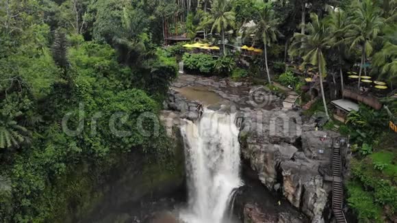 泰根甘瀑是高原地区美丽的瀑布是巴厘岛的名胜之一视频的预览图