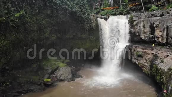 泰根甘瀑是高原地区美丽的瀑布是巴厘岛的名胜之一视频的预览图