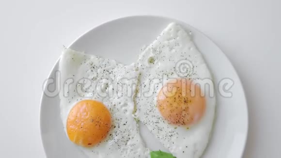 早餐用牛油果炒鸡蛋适当的营养天然蛋白质视频的预览图
