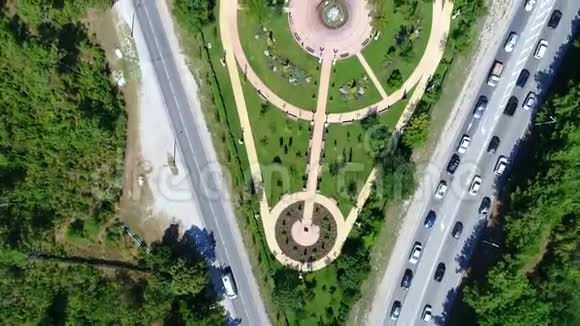 飞过一个绿色公园有喷泉池塘游乐场停在马路之间圣安德鲁公园视频的预览图