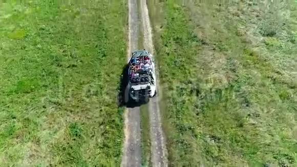 一辆军用装甲运兵车改装成旅游车行驶在马科特赫山顶的一条土路上视频的预览图