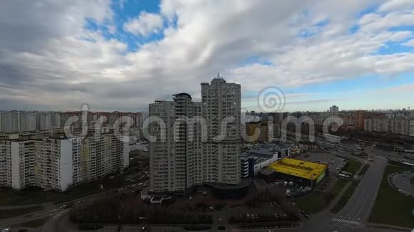 城市的部分多云天气视频的预览图