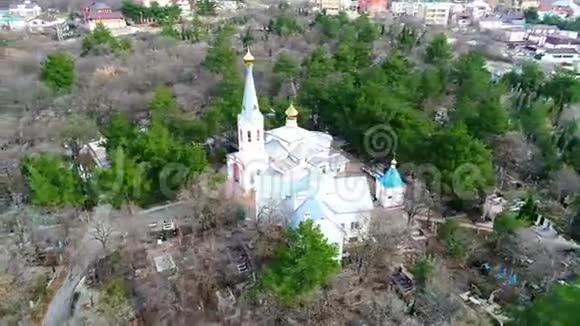 旧墓地的东正教教堂在四架直升机上飞行冬季格林日克市视频的预览图