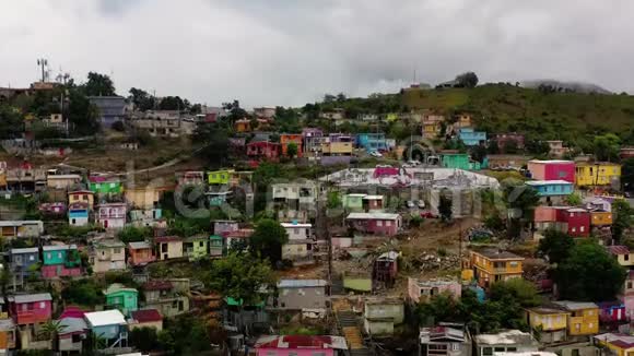 在地震后空中建立了彩色山村的镜头影院4K镜头视频的预览图