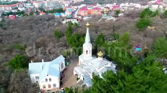 旧墓地的东正教教堂在四架直升机上飞行冬季格林日克市视频的预览图