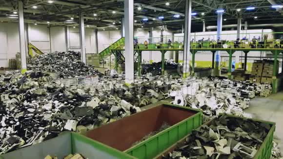 垃圾场堆中破碎的电子机器碎片回收行业概念塑料垃圾回收视频的预览图