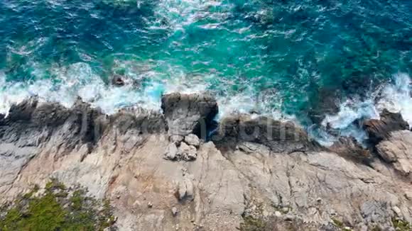 蔚蓝的大海和海浪溅在悬崖上视频的预览图