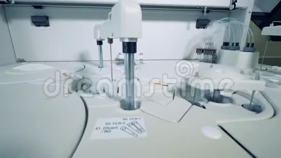 现代实验室设备分析样品视频的预览图