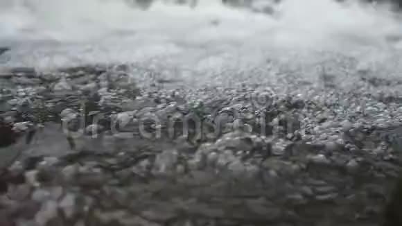 河流瀑布上的小瀑布在林地中的流动高清视频视频的预览图