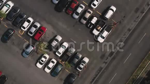 空中鸟用太阳能板停车场的一排排汽车的视野视频的预览图