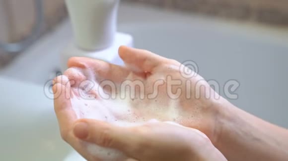 彻底清洗儿童手肥皂泡沫和水视频的预览图