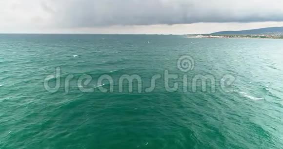 秋雨海云风冲浪者在远处漂浮视频的预览图