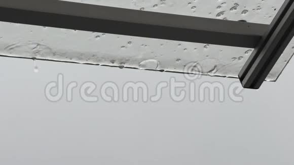 从房子前面的一个玻璃罩上的雨滴视频的预览图