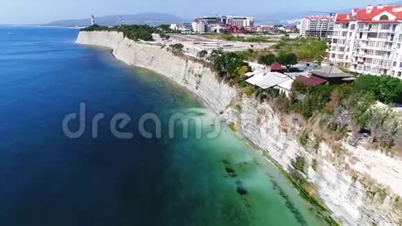 洛基海岸线与悬崖在格伦日克黑海无人机飞越海岸线到灯塔视频的预览图