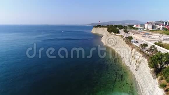 无人机沿黑海海岸线飞行高高的岩石峭壁下面是一片鹅卵石滩在远处视频的预览图