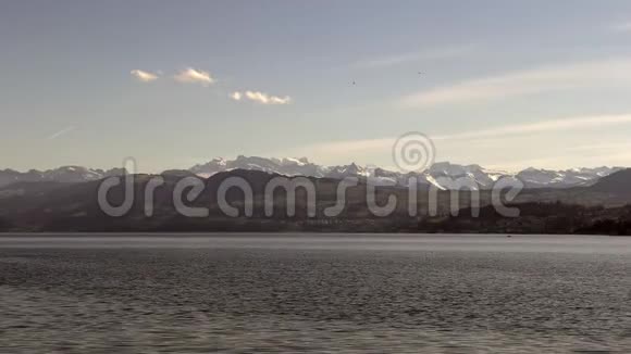 瑞士苏黎世宁静的湖泊湖边建筑和海滩视频的预览图