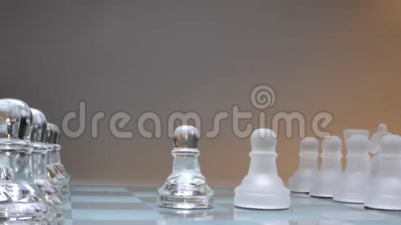 概念两个棋子站在对面两个力量玻璃棋视频的预览图