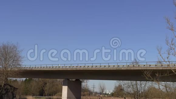 汽车行驶在桥下的高景台上视频的预览图