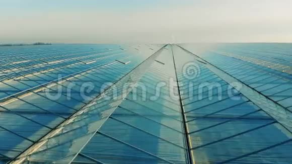 天空背景上的温室屋顶视频的预览图