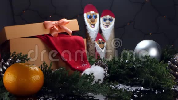 圣诞树下带新年玩具的包装礼物视频的预览图