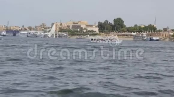 汽艇沿着尼罗河航行视频的预览图