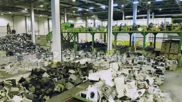 一个废物堆的垃圾场的宽敞场所垃圾塑料垃圾垃圾回收厂视频的预览图
