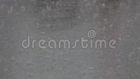 小的坠落和跳跃冰雹在汽车附近的道路上视频的预览图