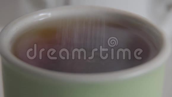 极端特写的糖掉进了一杯红茶不知名人士在饮料中加入结晶有机葡萄糖视频的预览图