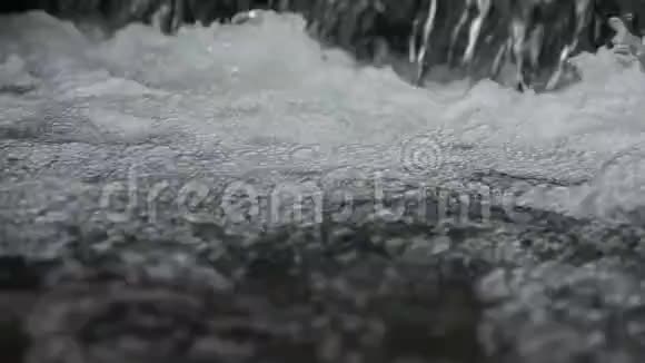 河流瀑布上的小瀑布在林地中的流动高清视频视频的预览图