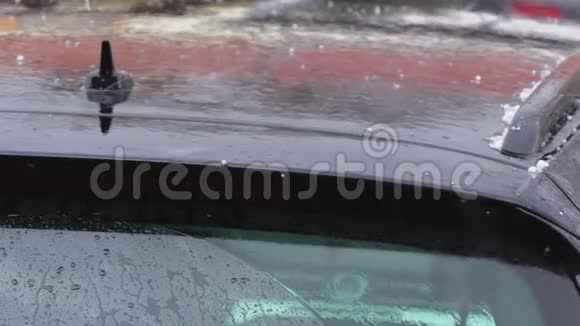 一辆站在外面的汽车的屋顶上有着雨有着浅浅的坠落和跳跃的冰雹视频的预览图