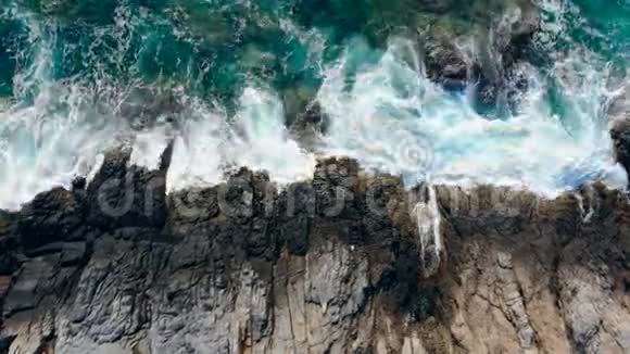 白色的波浪拍打着高高的悬崖视频的预览图