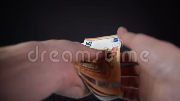 在黑色背景下计算欧元钞票视频的预览图