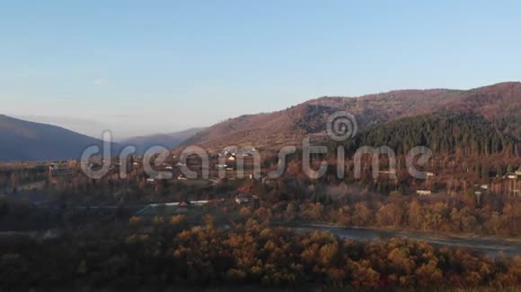 晨秋景观在山地地形河流森林山谷中的老村庄空中无人机4k视频的预览图