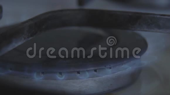 煤气炉上燃烧器的特写家庭设备上的蓝色火焰燃烧做饭厨房没人视频的预览图