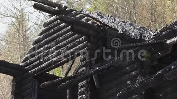 烧木头的房子烧焦的木头视频的预览图