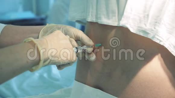 医生在她的背部注射了一名女性病人视频的预览图