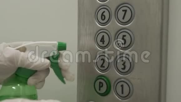 女士使用湿擦和酒精消毒喷雾清洁电梯按钮控制面板消毒视频的预览图