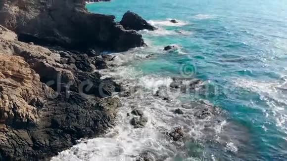 蓝色海面附近的高崖带波浪视频的预览图