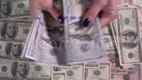 女孩数美元钞票特写镜头视频的预览图