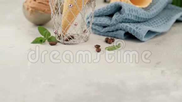 美味的咖啡冰淇淋作为甜点视频的预览图